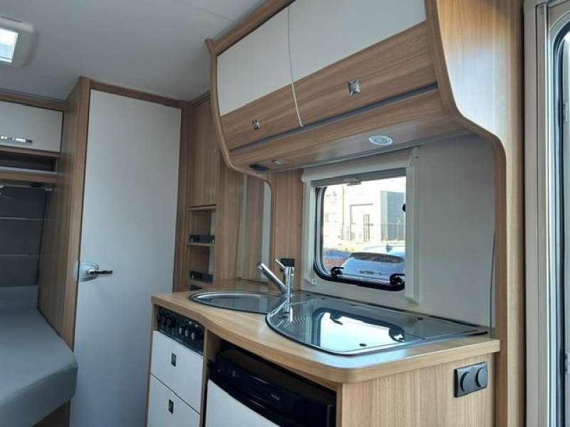 Dethleffs Camper 390 FS Mover & luifel  foto: 6