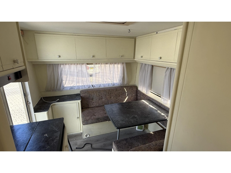 Dethleffs Camper 440 T treinzit vast bed toilet  foto: 1
