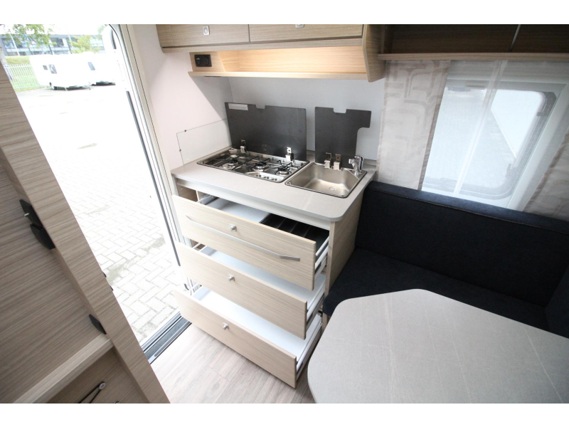 Fendt Bianco Activ 390 FHS Frans bed & hoge koelkast  foto: 10