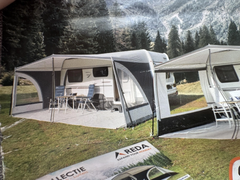 Adria Adora 472 LU Rondzit vast bed voortent  foto: 5