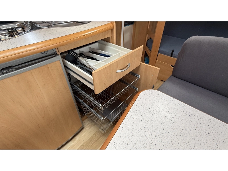 Hobby De luxe Easy 500 KMFE stapelbed zit frans bed  foto: 7