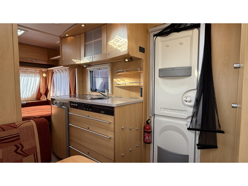 Dethleffs Camper 440 DB dwars bed zit toilet  foto: 6