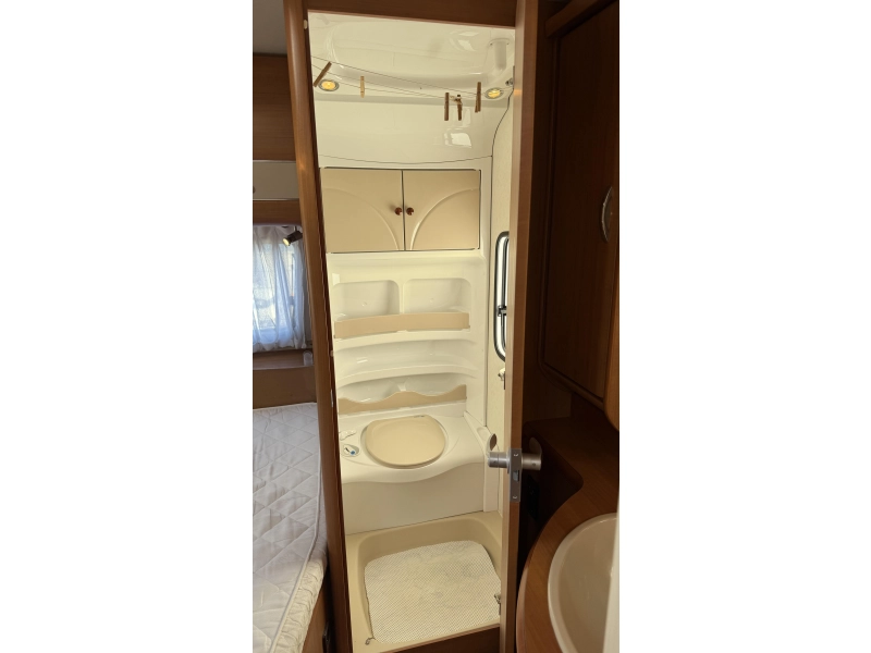 Hobby Excellent 495 UFE frans bed rondzit toilet  foto: 13