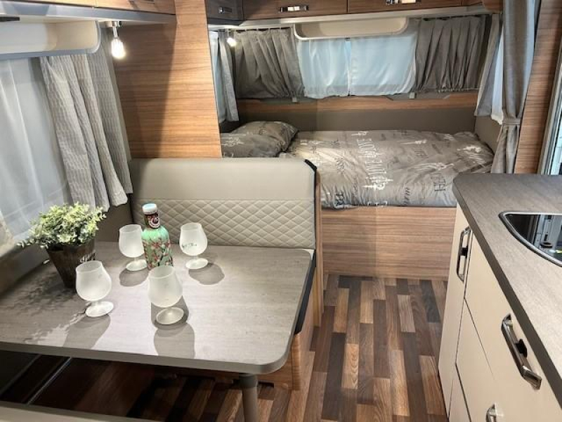 Weinsberg CaraOne Edition HOT 550 QDK met 3 stapelbedden  foto: 2