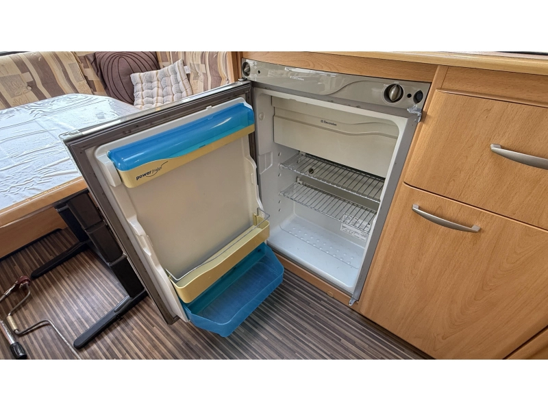 Knaus Sudwind 450 TF frans bed rondzit toilet  foto: 5