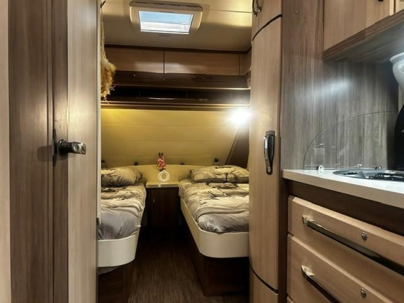 Hobby De Luxe 495 UL mover, voortent  foto: 7