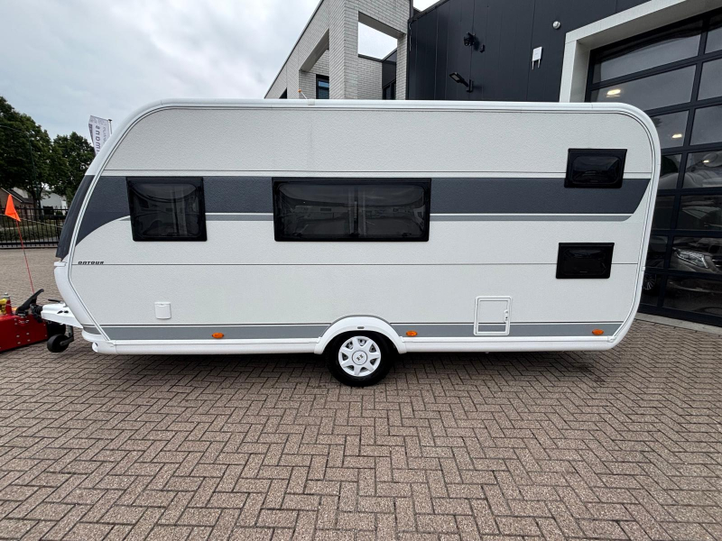 Hobby On Tour 470 KMF met voortent en stapelbed  foto: 7