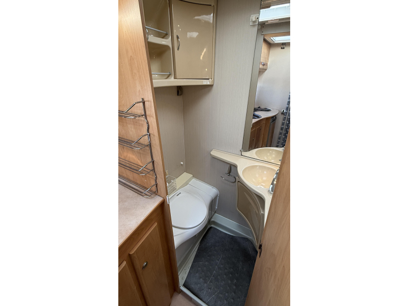 Caravelair Ambiance Style 400 CP eindkeuken zit vast bed  foto: 7