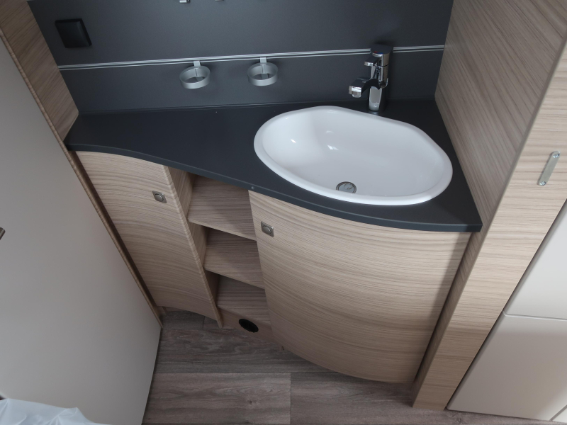 Fendt Bianco Activ 495 SFE MET MIDDEN-DWARS KEUKEN !  foto: 10