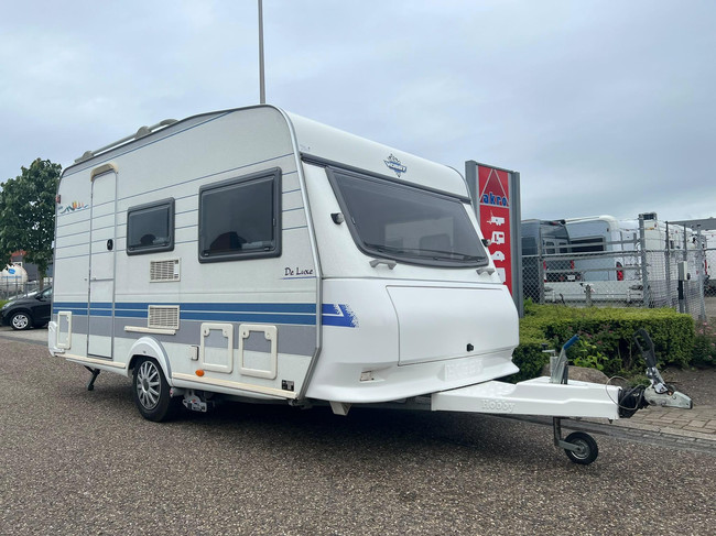 Hobby De Luxe 400 SF | Luifel | Fietsenrek | Mover Half Automaat | Vastbed | Dinette (Treinzit) | Tempo 100 | Schokbrekers hoofdfoto: 1