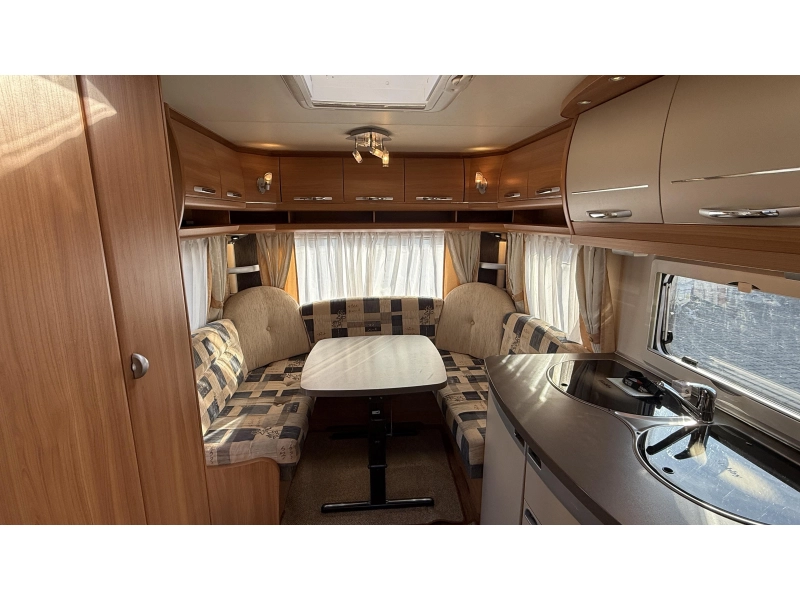 Hobby De Luxe 460 UFE frans bed rondzit toilet 