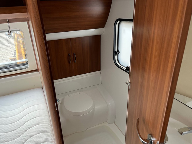 Hobby 495 Ufe Excelent Frans bed, mover . foto: 2