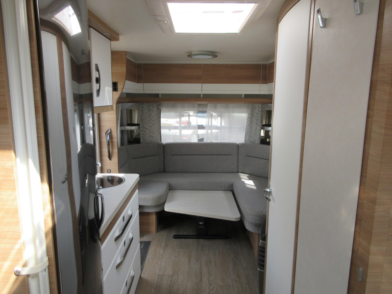Hobby De Luxe 495 UL MOVER LUIFEL VOORTENT 