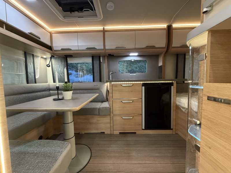 Knaus Sudwind Black Selection 450 FU rondzit / fransbed  foto: 9
