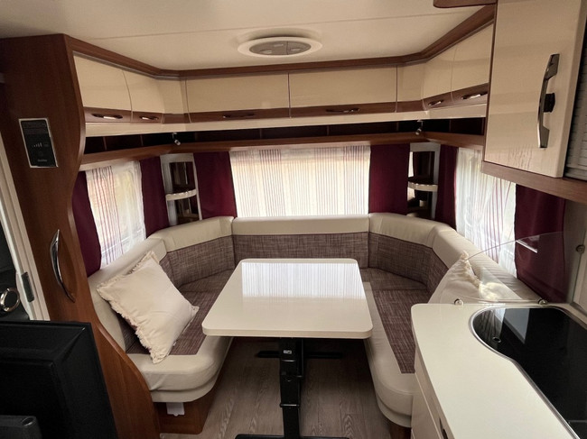 Hobby 495 Ufe Excelent Frans bed, mover . foto: 4