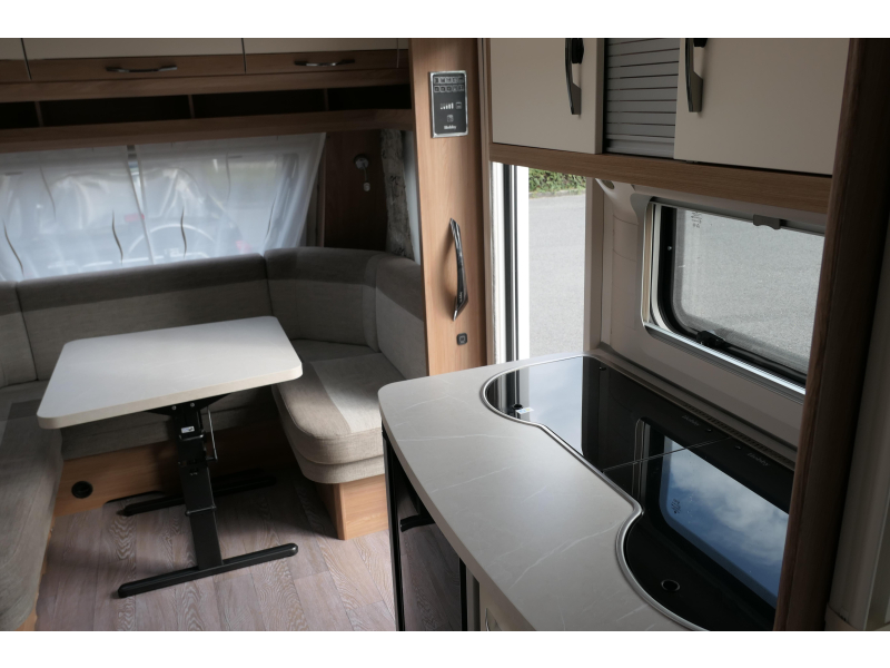 Hobby De Luxe 460 LU enk. bed mover en voort.  foto: 9