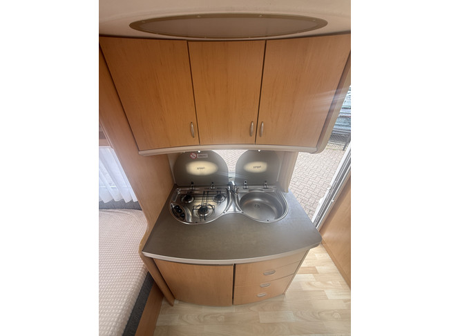 Hobby de luxe 400 SF dwarsbed 4 slaapplaatsen voortent mover hordeur kachel truma toilet foto: 7
