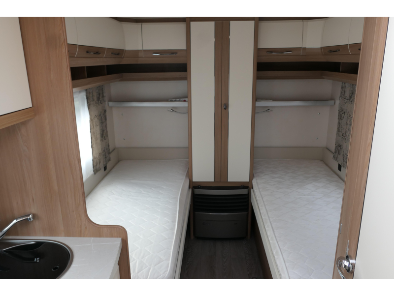 Hobby De Luxe 460 LU enk. bed mover en voort.  foto: 10