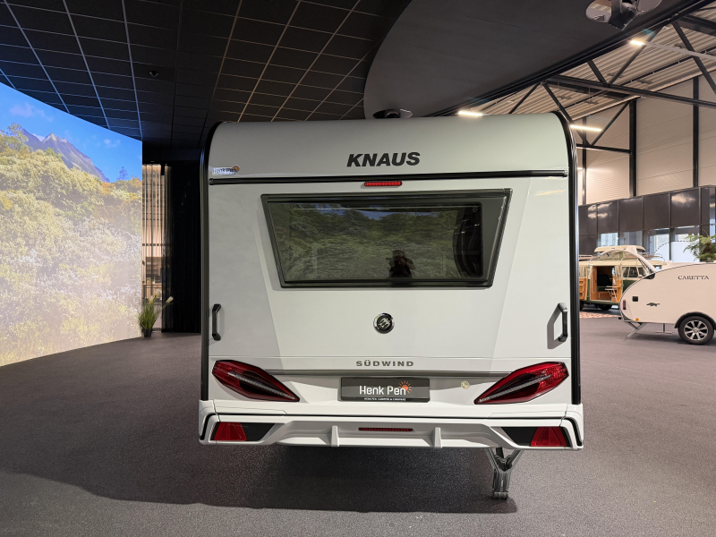 Knaus Sudwind Black Selection 450 FU rondzit / fransbed 