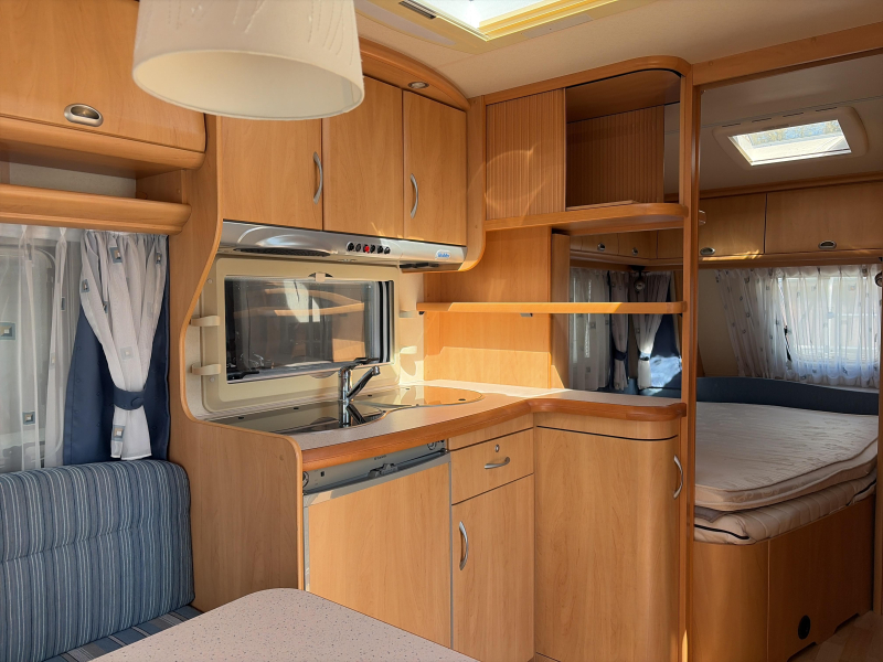 Hobby De Luxe 460 UFE Fietsendrager/Voortent  foto: 6
