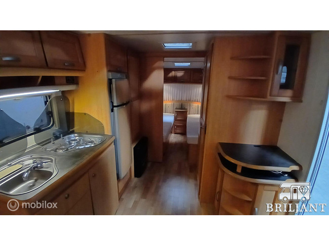 LMC 560K1 caravan.. enkelebedden/rondzit foto: 10