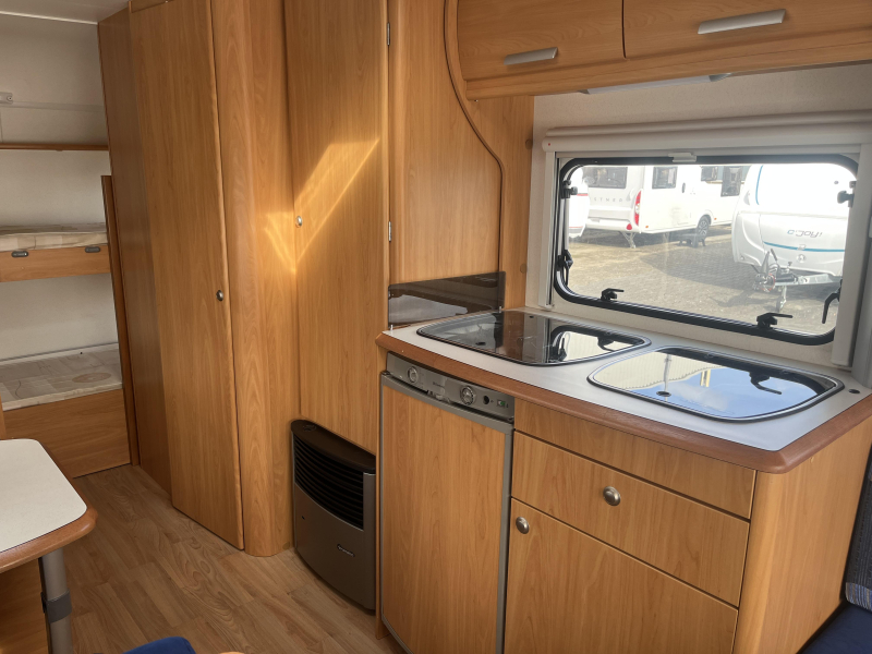 Chateau Calypso 480 KMD Stapelbed - Voortent  foto: 11