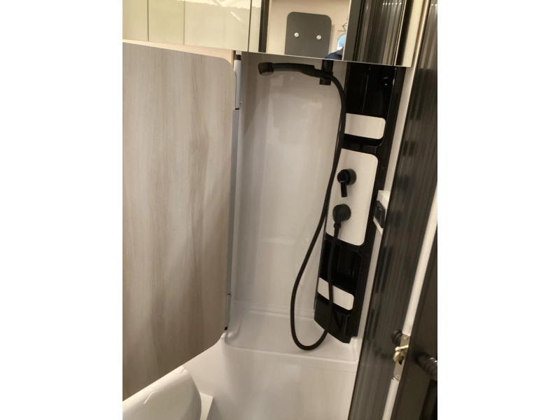Hobby De Luxe 460 SFF Vrijstaand bed/ Douche  foto: 13