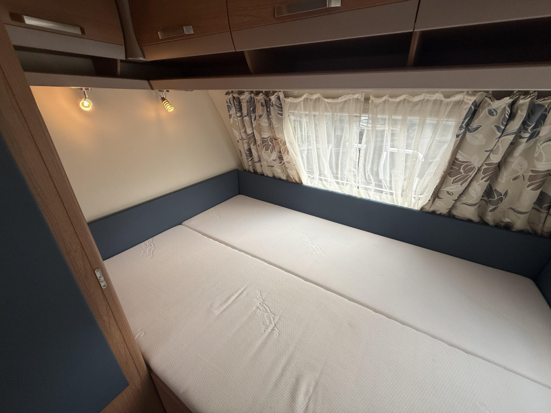 Knaus Sport 420 QD VASTBED TREINZIT VOORTENT  foto: 16