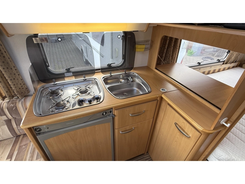 Knaus Sudwind 450 TF frans bed rondzit toilet 