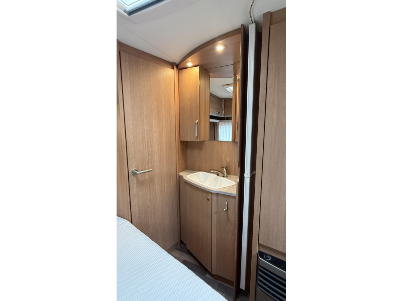 Knaus Sport 450 FU frans bed rondzit toilet  foto: 10