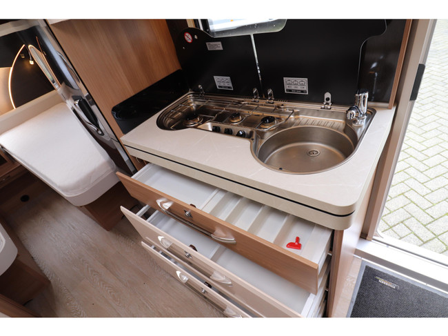 Hobby Excellent 495 UL Enkel bed/ Thule luifel foto: 10