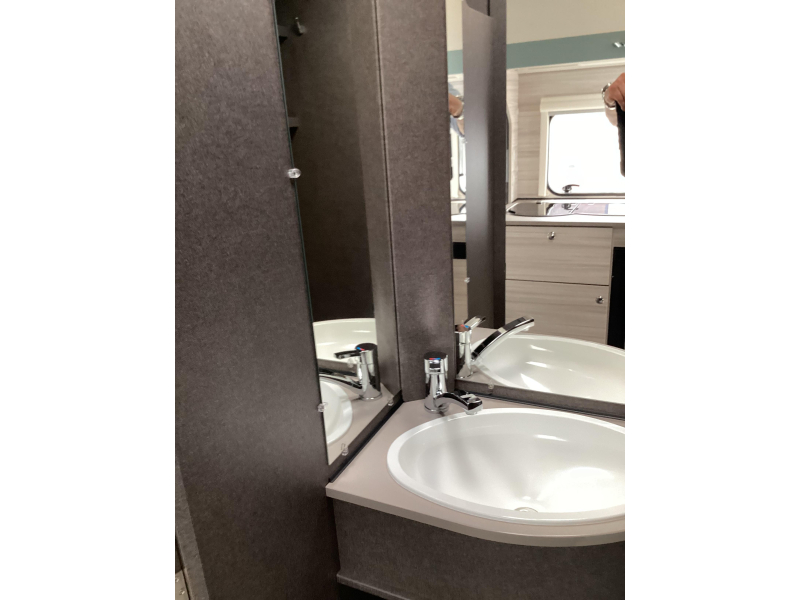 Dethleffs C'Joy 460 LE mover/ enkele bedden  foto: 11