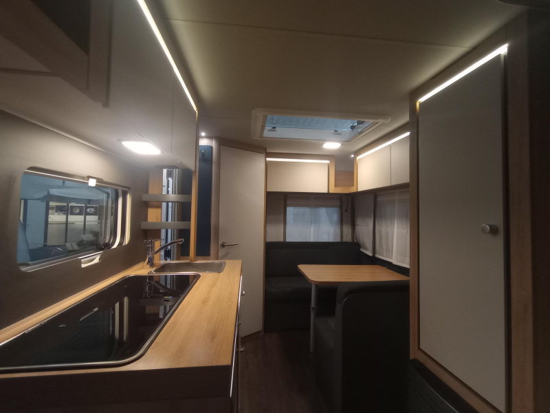 Knaus Sport 400 QD Thule Omnistor, vloerverw 