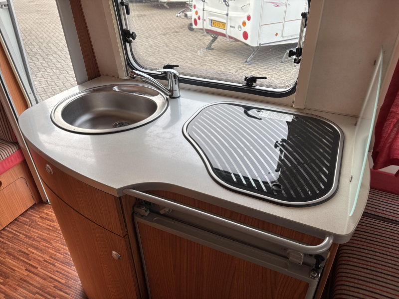 Eriba Touring Triton 430 Thule cassetteluifel  foto: 4