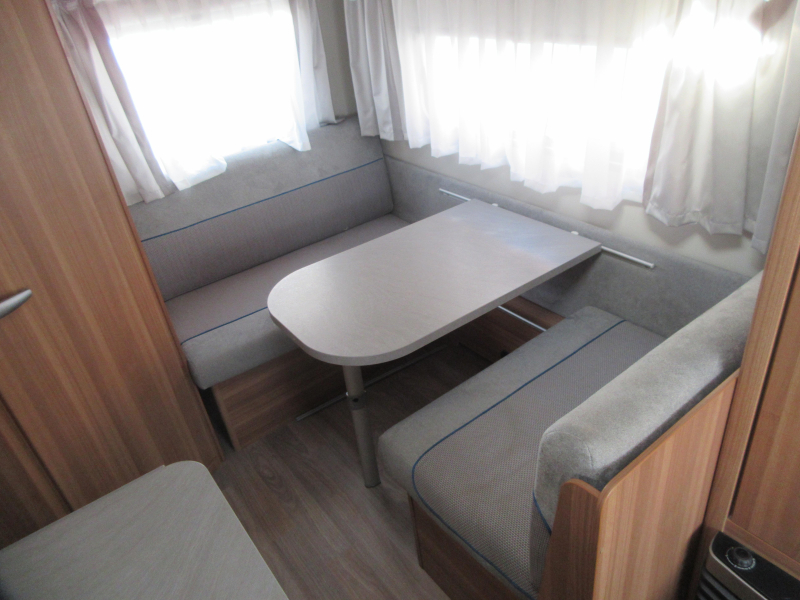 Weinsberg CaraOne Edition HOT 390 MET VOORTENT  foto: 3