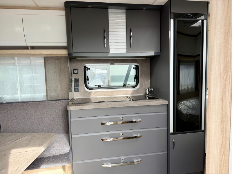 Hobby De Luxe 460 UFE Frans bed & rondzit!  foto: 18