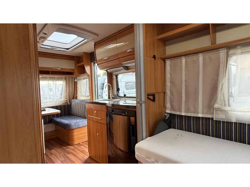 Eriba Nova 480 GL enkele bedden zit  foto: 2