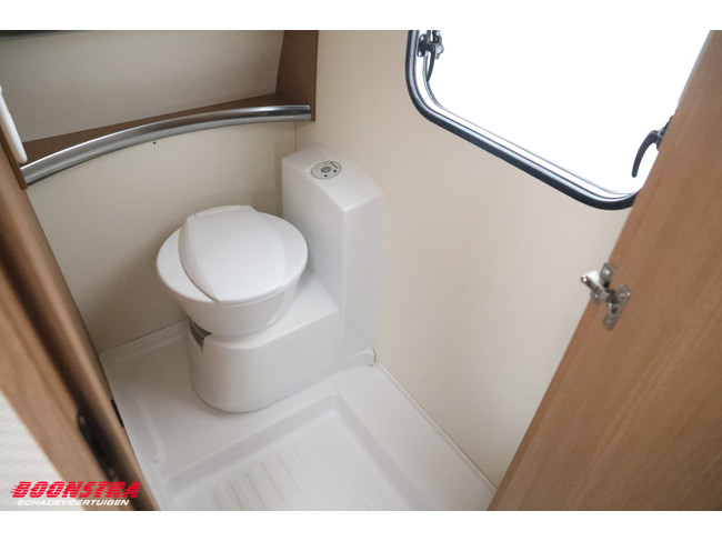 Knaus Sport 450 FU Middenkeuken Rondzit foto: 23