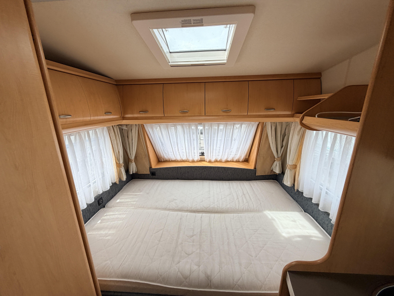 Hobby De Luxe 400 SF Voortent, Zitje Dwarsbed  foto: 7