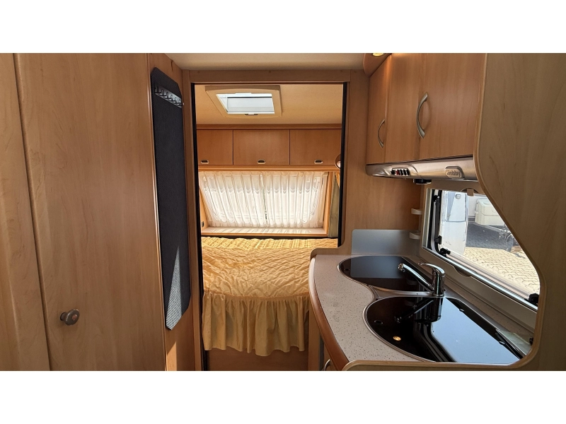 Hobby De luxe Easy 450 UF dwars bed rondzit toilet 