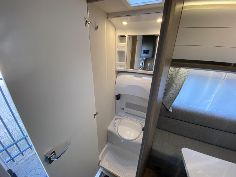 Hobby On Tour 390 SF Treinzit, dwars bed  foto: 7