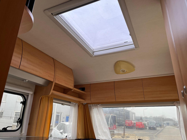HOME-CAR Racer 45 Spirit | Fransbed | Dinette | Fietsenrek voor | Kachel | Koelkast | Toilet en wasbak foto: 21