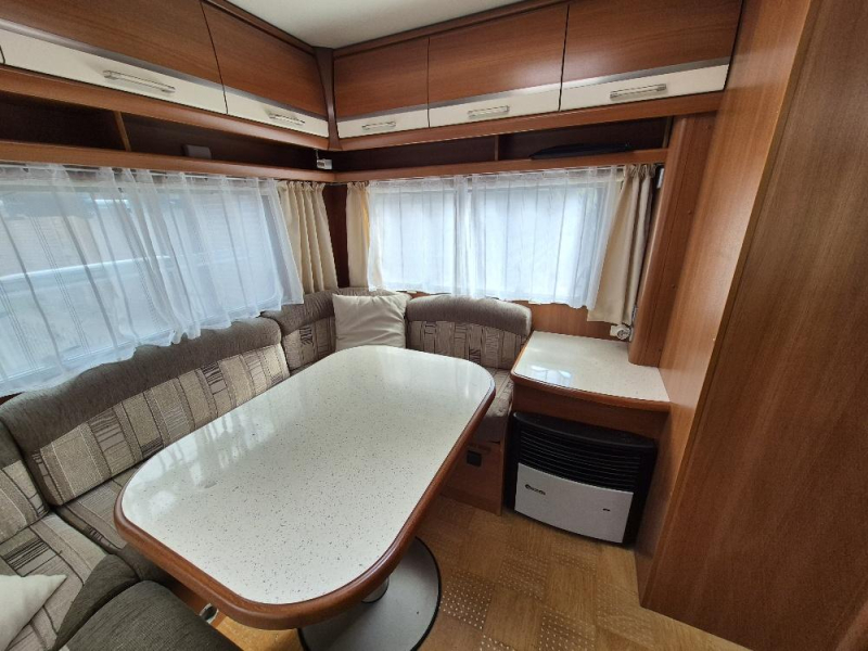 Caravelair Venicia 470 queensbed / rondzit  foto: 5