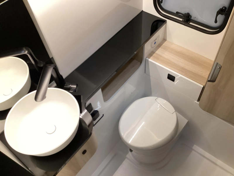 Hobby De Luxe 460 SFF Vrijstaand bed/ Douche  foto: 12