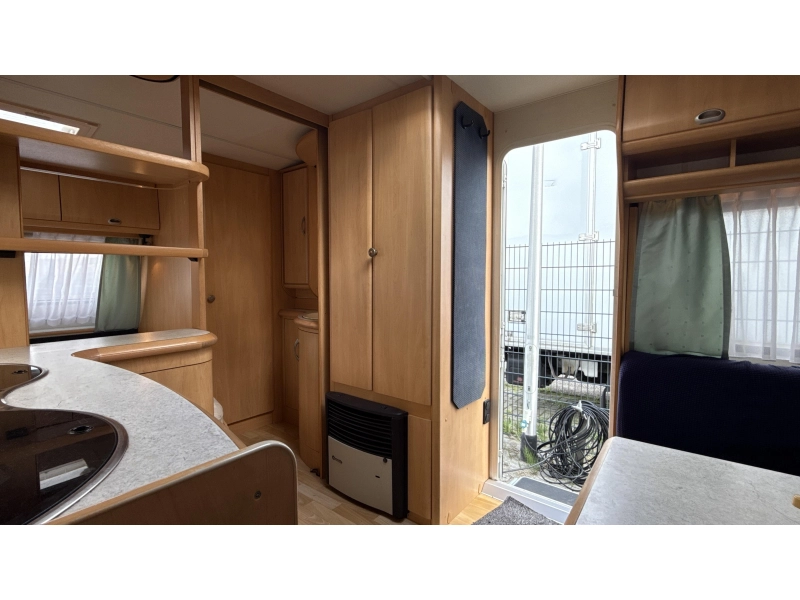 Hobby De luxe Easy 460 UFE frans bed rondzit toilet  foto: 7