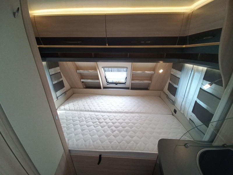 Hobby De Luxe Edition 440 SF voortent Unico-mover-etc  foto: 12