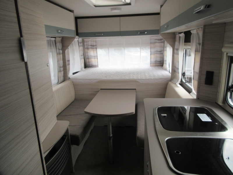Dethleffs C'Joy 480 QLK GEZINS CARAVAN, VOORTENT 