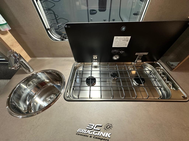 Knaus Sudwind 60 Years 450 FU FRANS BED EN RONDZIT  foto: 7