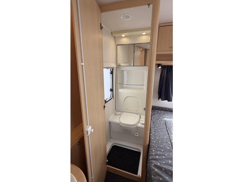 Chateau Calista 450 FHU frans bed rondzit toilet 