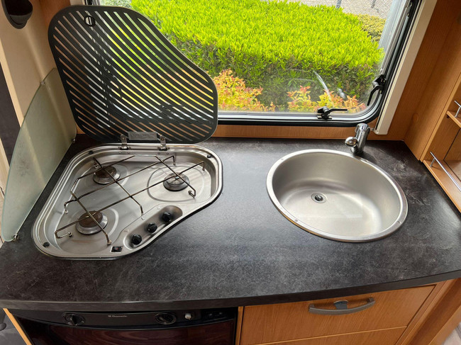 Hymer Sporting 465 | Volautomatische Mover | ZGAN Voortent | Lattenbodem | Ombouwbare Rondzit | Luifel | Fransbed | Fietsenrek foto: 11